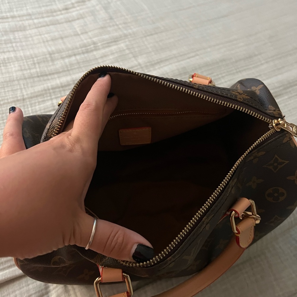 Tote bag with zipper